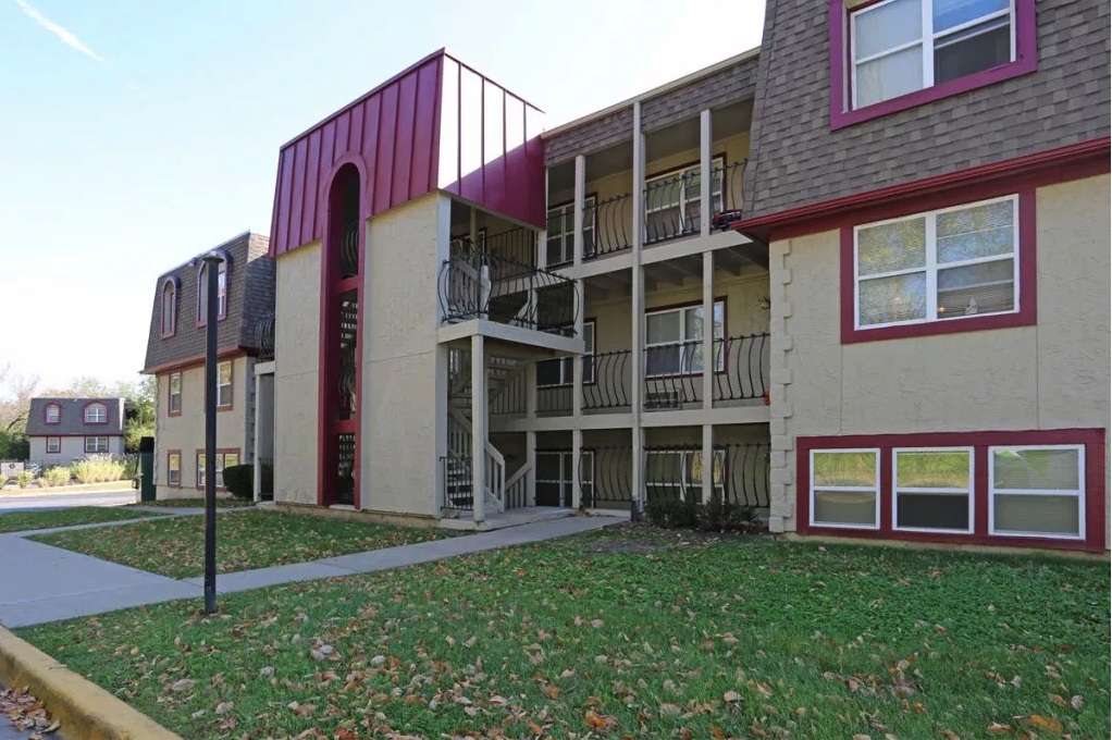 Indian Creek Apartments | 808 E 100 Terrace Suite 200, Kansas City, MO 64131, USA | Phone: (816) 492-7129