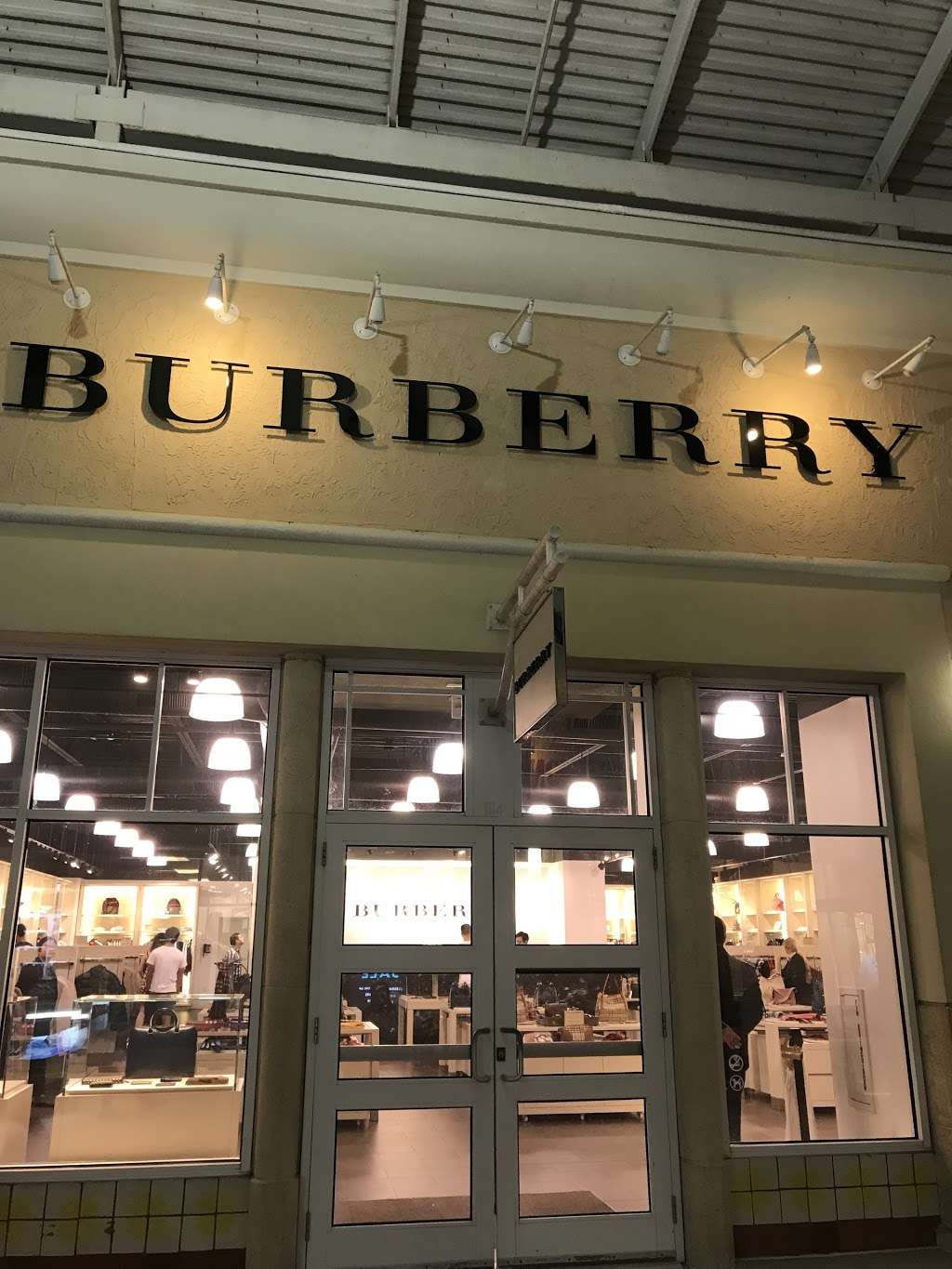 Burberry Outlet | 8200 Vineland Ave Suite 1114, Orlando, FL 32821, USA | Phone: (407) 238-7777