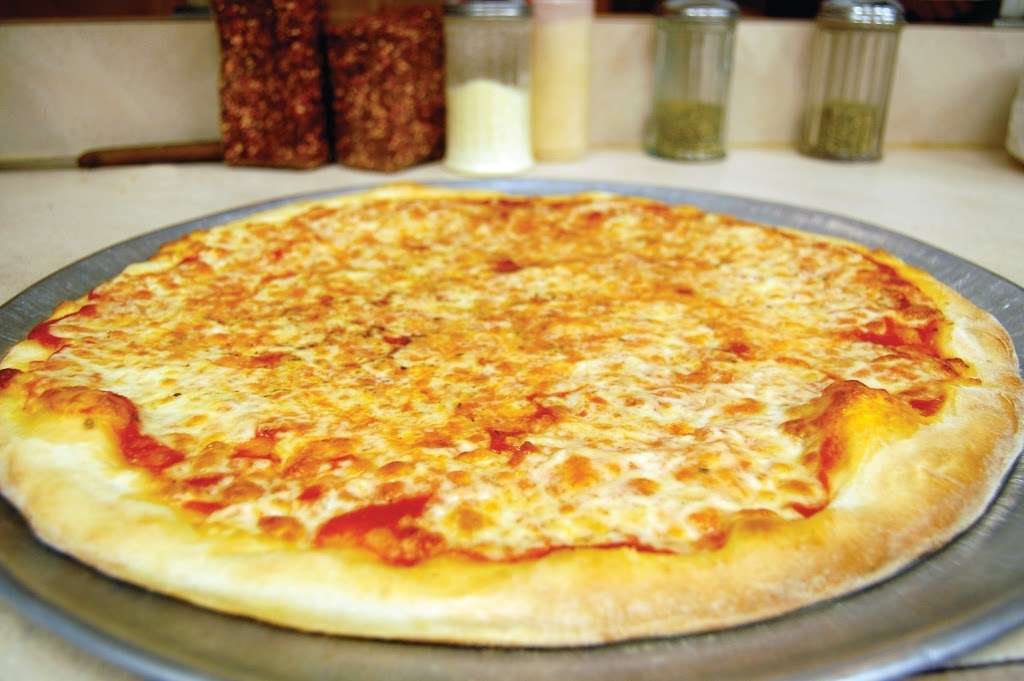 Vinnys Kendall Park Pizza & Restaurant | 7 Allston Rd, Kendall Park, NJ 08824, USA | Phone: (732) 297-4880