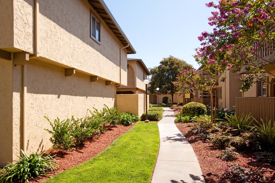 Solera Apartment Homes | 2050 Royal Dr, Santa Clara, CA 95050, USA | Phone: (408) 241-1192