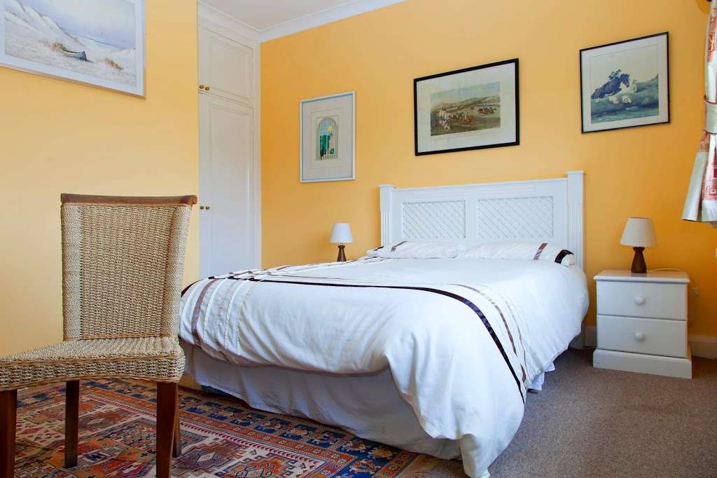 Elmcroft Guest House | Thornwood, Epping CM16 6LX, UK | Phone: 01992 573886