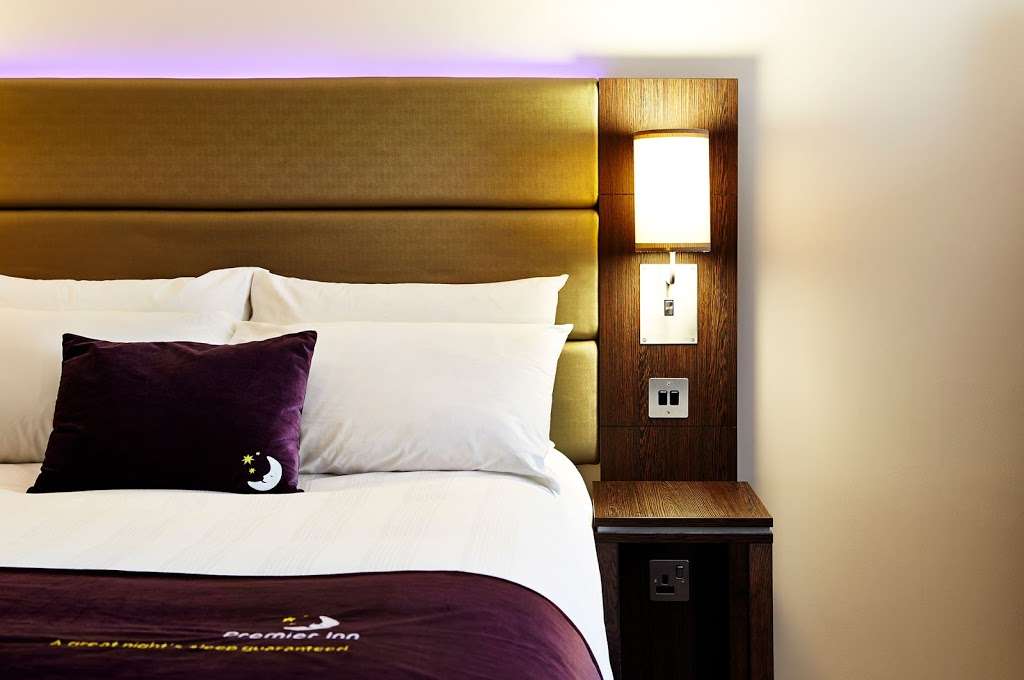 Premier Inn Sevenoaks | Hitchen Hatch Ln, Sevenoaks TN13 3BE, UK | Phone: 0333 003 0025