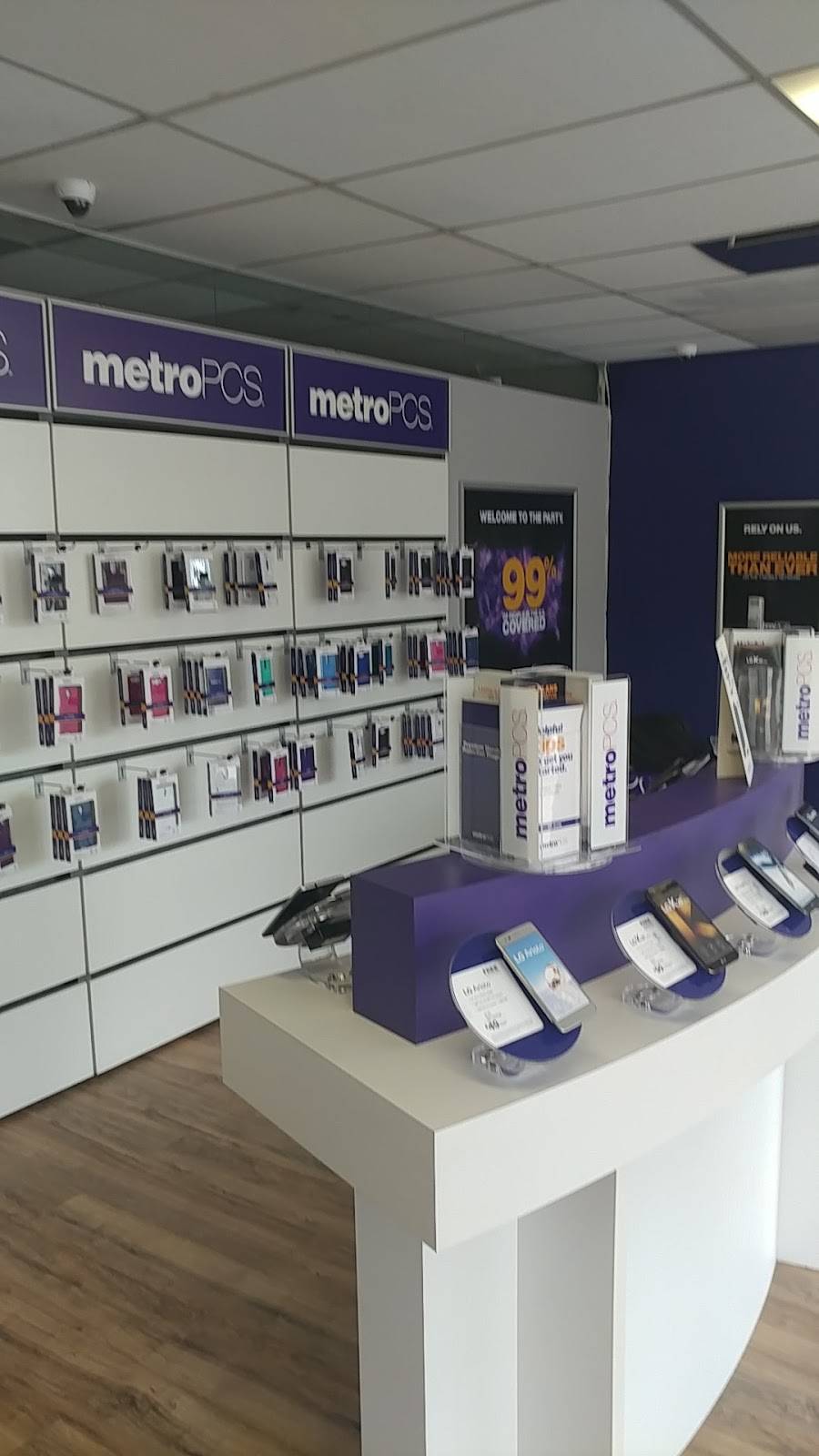 Metro by T-Mobile | 1823 Glenwood Ave, Minneapolis, MN 55405, USA | Phone: (612) 208-0433