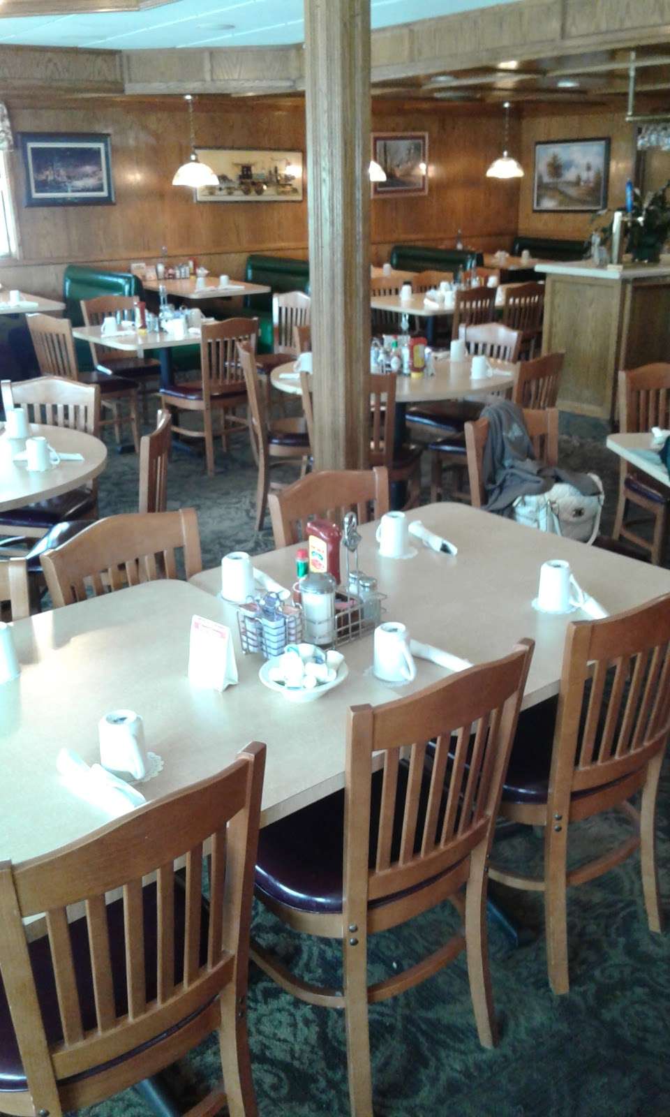 Castlewood Restaurant | 2811 Wisconsin St, Sturtevant, WI 53177 | Phone: (262) 886-9799