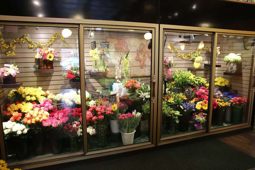 Roses Flower Shop | 800 N 68th St, Wauwatosa, WI 53213, USA | Phone: (414) 258-1161