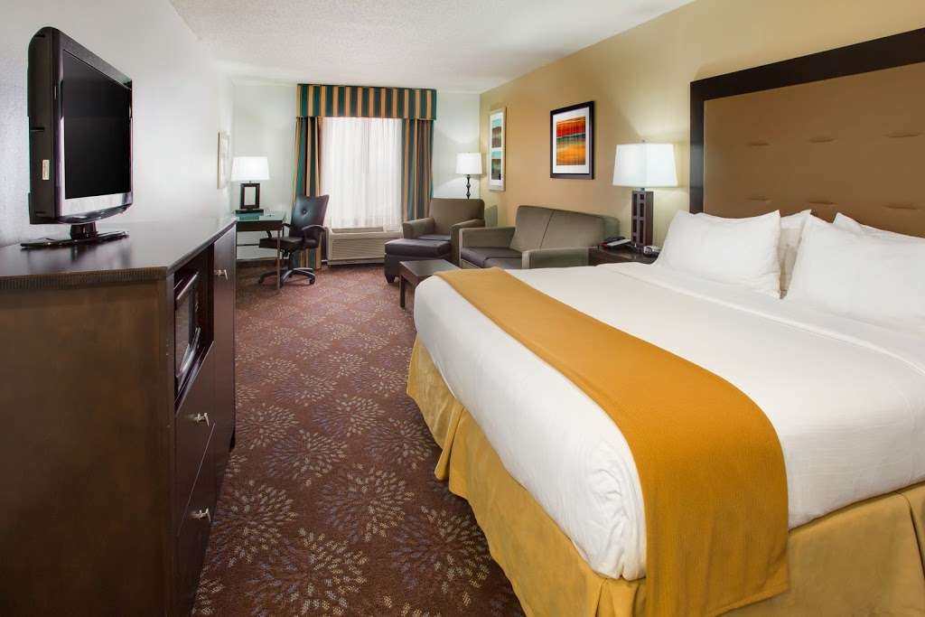 Holiday Inn Express & Suites Martinsville-Bloomington Area | 2233 Burton Ln, Martinsville, IN 46151 | Phone: (765) 813-3999