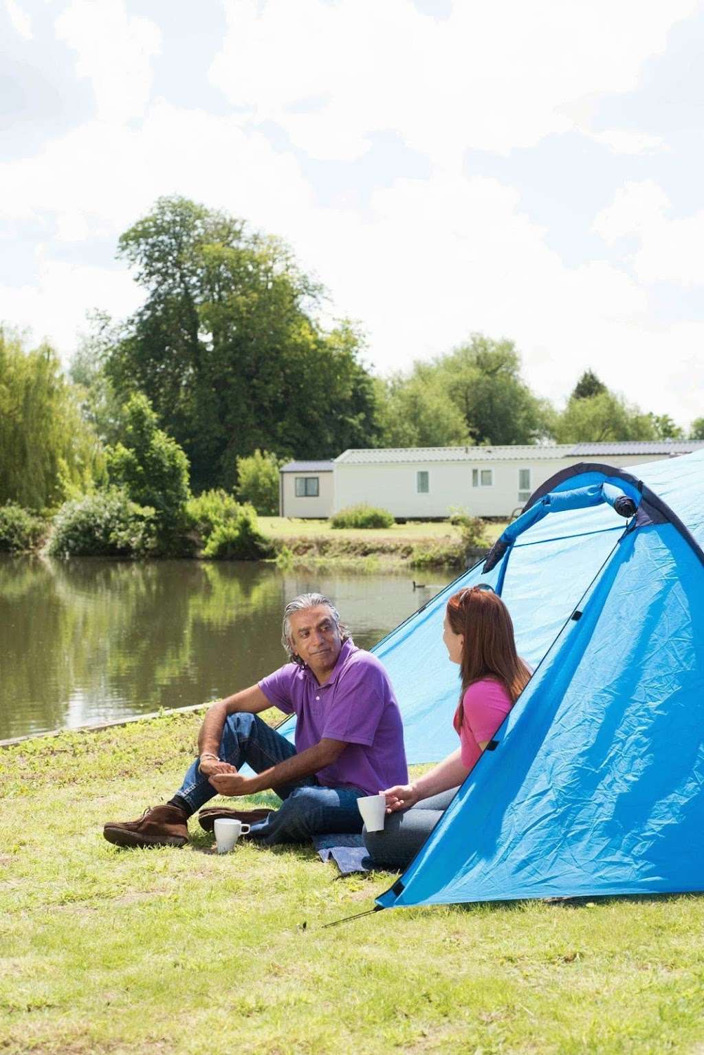 Lee Valley Caravan Park Dobbs Weir | Charlton Meadows, Essex Road, Hoddesdon EN11 0AS, UK | Phone: 0300 003 0619