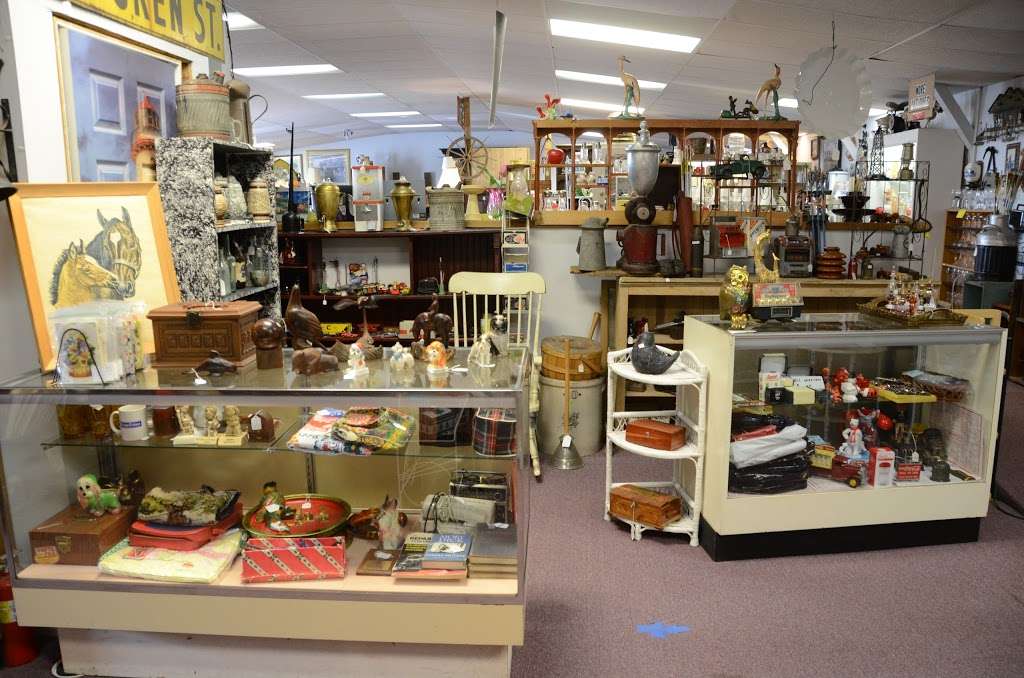 JR Antiques And Collectibles | 723 W Church St, Sandwich, IL 60548, USA | Phone: (815) 786-2550