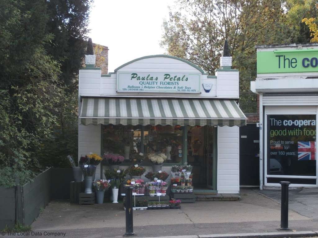 Paulas Petals | 34 Lee View, Enfield EN2 8RY, United Kingdom | Phone: 020 8363 4874