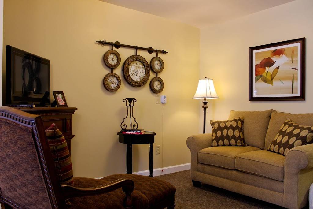 Carriage House Senior Living Community | 3896 N Elm St, Greensboro, NC 27455 | Phone: (336) 286-1235