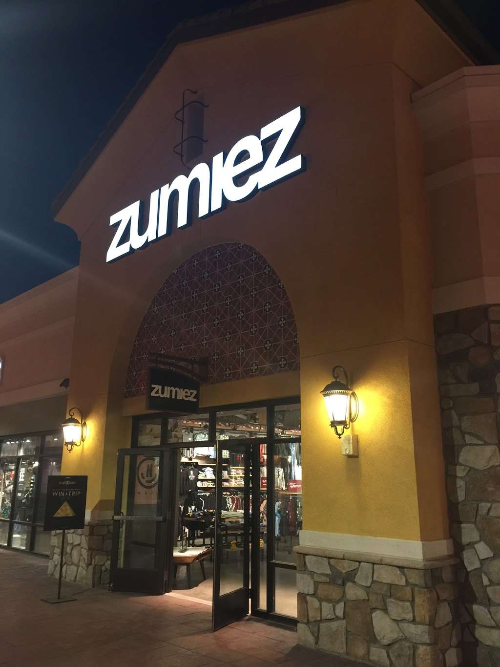 Zumiez | 5701 Outlets at Tejon Pkwy, Arvin, CA 93203, USA | Phone: (661) 858-2189