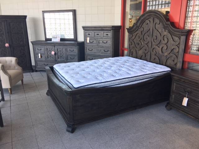 Louisville Overstock Furniture Warehouse | 1050 E Lewis and Clark Pkwy, Clarksville, IN 47129, USA | Phone: (502) 365-9922