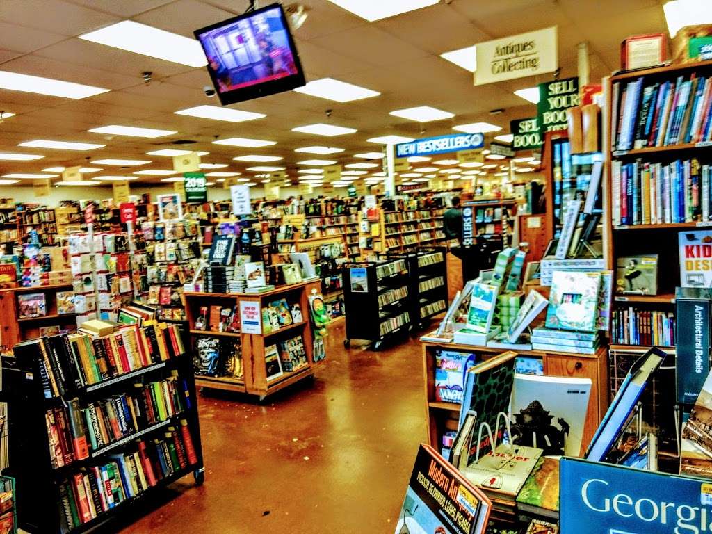 Half Price Books | 5605 W Touhy Ave, Niles, IL 60714, USA | Phone: (847) 588-2286