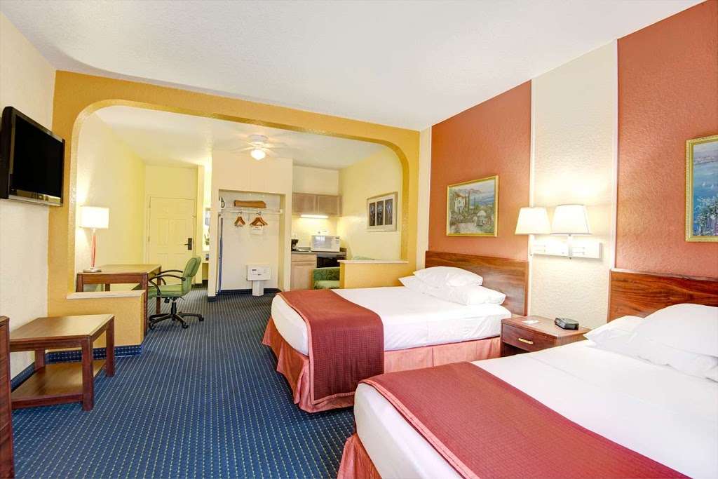 Howard Johnson Hotel & Suites by Wyndham San Antonio | 6901 I-10, San Antonio, TX 78213, USA | Phone: (210) 255-2040
