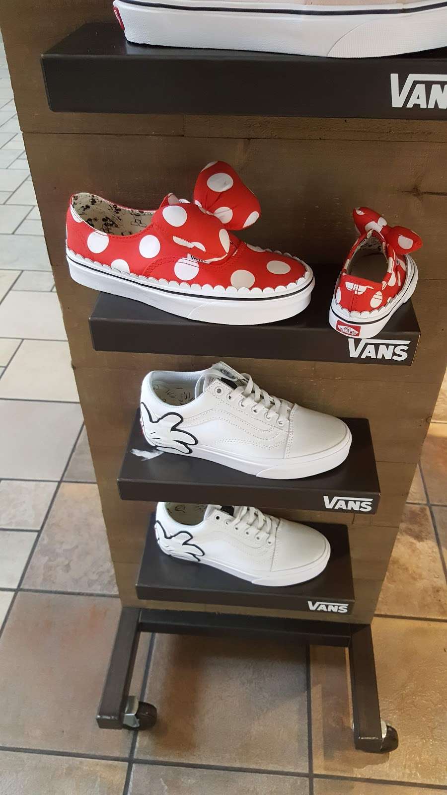Vans | 6020 82nd St, Indianapolis, IN 46250, USA | Phone: (317) 845-1919