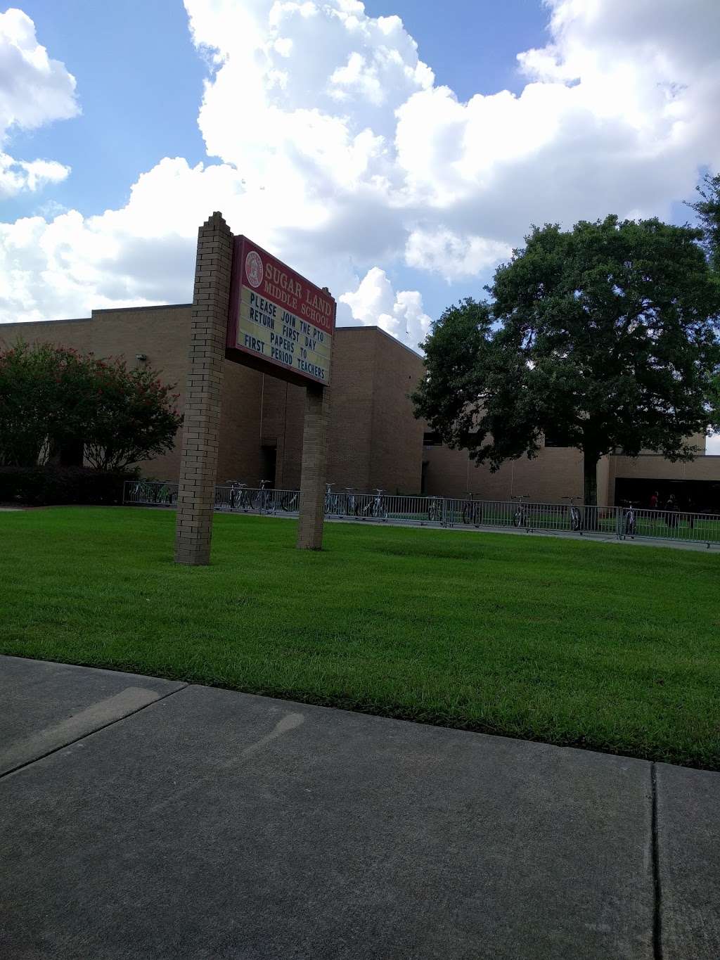 Sugar Land Middle School | 321 7th St, Sugar Land, TX 77498 | Phone: (281) 634-3080