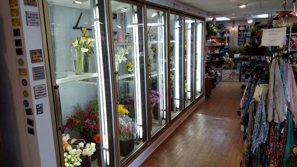 Twins Flowers & Home Decor | 14170 W National Ave, New Berlin, WI 53151 | Phone: (262) 796-8777