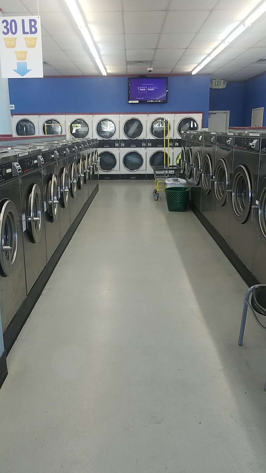 24 hour laundry mat near