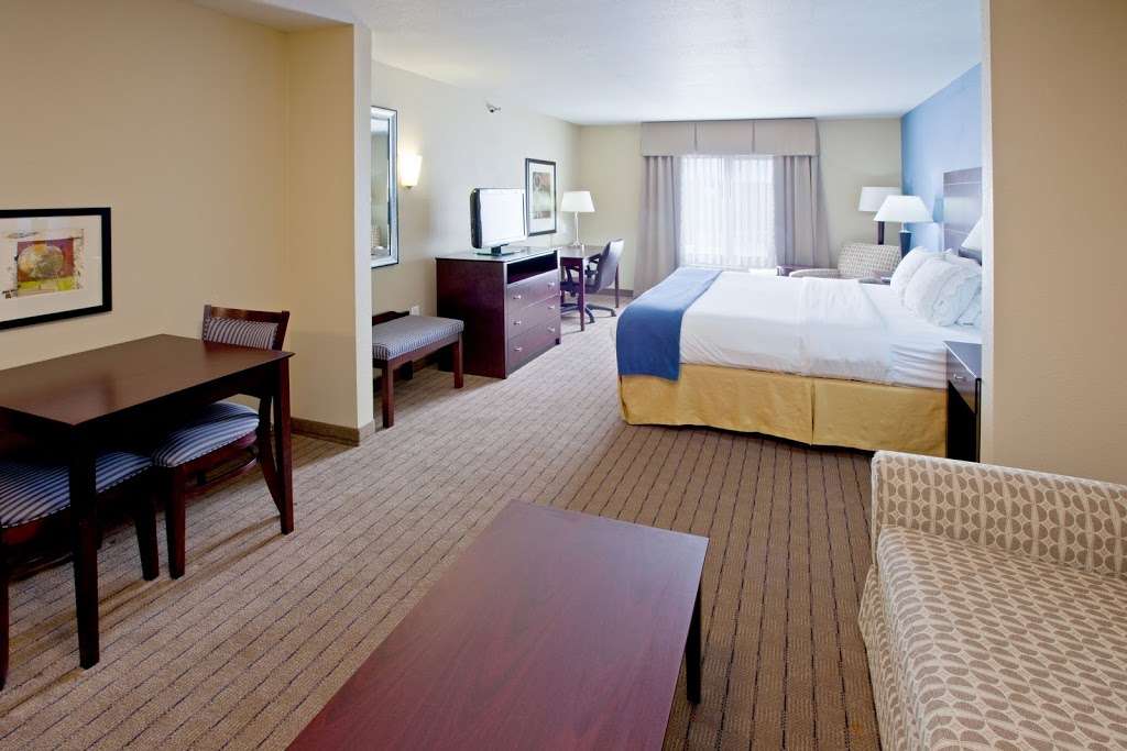 Holiday Inn Express & Suites Shelbyville Indianapolis | 38 W Rampart Rd, Shelbyville, IN 46176, USA | Phone: (317) 398-0800