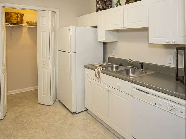 Residences At Braemar Apartments | 8010 Woodsedge Dr, Charlotte, NC 28216, USA | Phone: (704) 307-4189