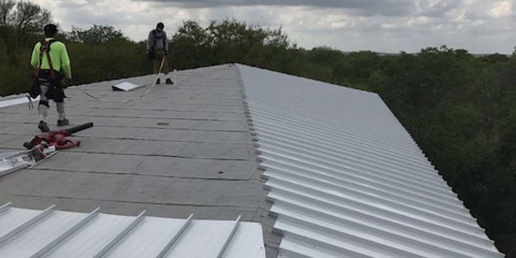 Saxon Roofing and Repair | 232 Lake View Cir, Montgomery, TX 77356, USA | Phone: (936) 718-7663