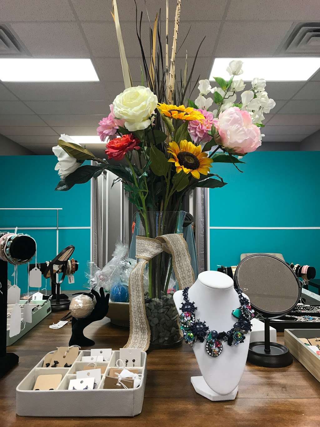 Adorned Accessories Boutique | 31 Main St, Hellertown, PA 18055, USA | Phone: (610) 573-4466