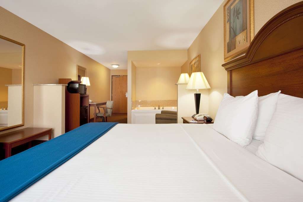 Holiday Inn Express & Suites Morris | 222 Gore Rd, Morris, IL 60450, USA | Phone: (815) 941-8700