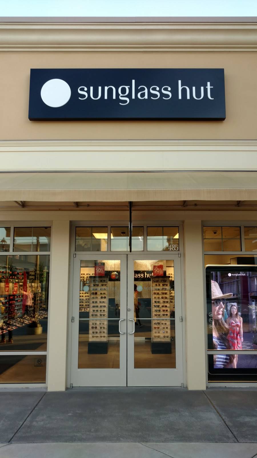 Sunglass Hut | 100 Premium Outlets Dr Ste 485, Blackwood, NJ 08012, USA | Phone: (856) 221-8612