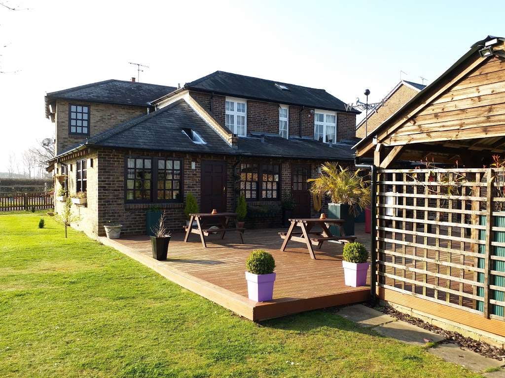 Three Horseshoes Inn Sidlow | Ironsbottom, Sidlow, Reigate RH2 8PT, UK | Phone: 01293 862315