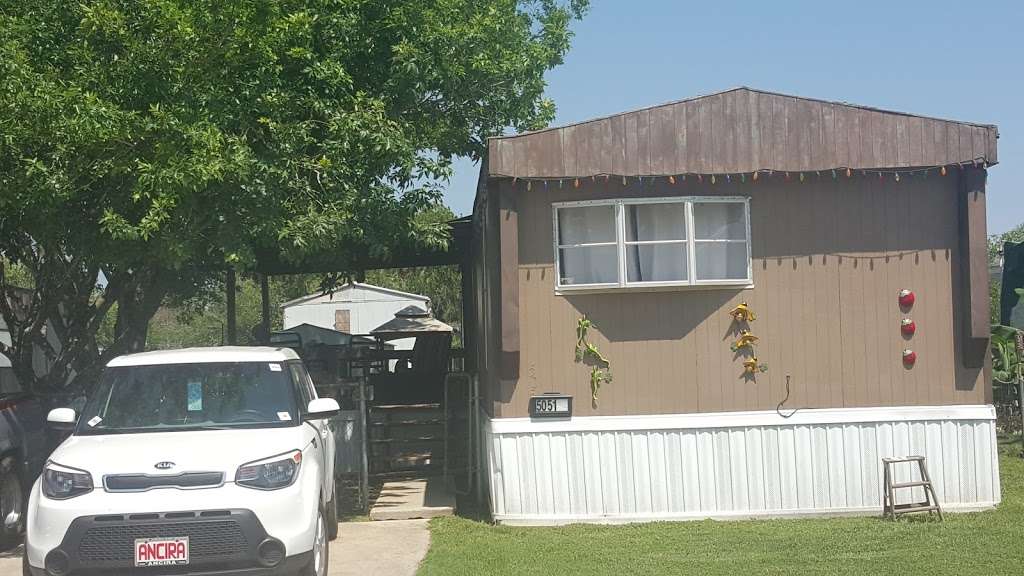 Lake Village Mobile Home Community | 4946 Lake Village, San Antonio, TX 78223, USA | Phone: (210) 307-4819