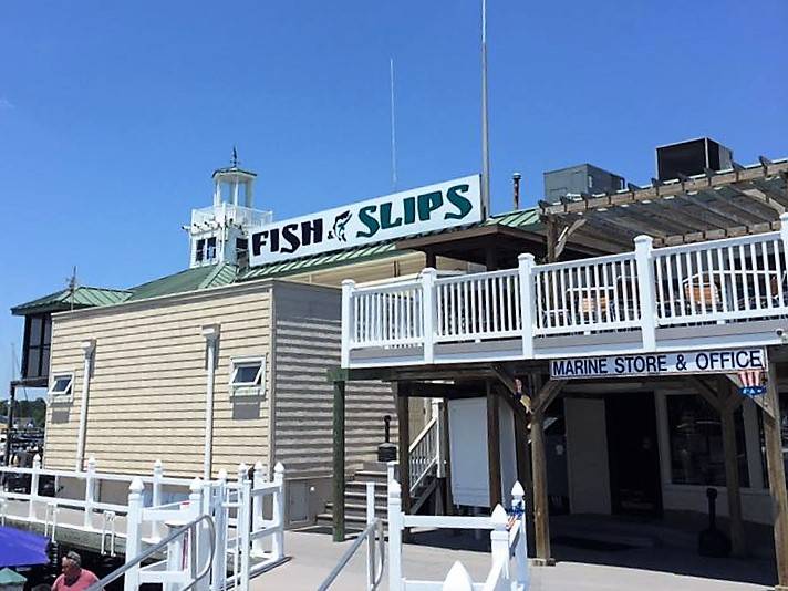 Fish & Slips Marina Raw Bar & Grill | 10 Crawford Pkwy, Portsmouth, VA 23704, USA | Phone: (757) 998-6631