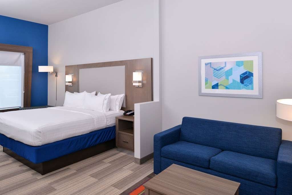 Holiday Inn Express & Suites Houston E - Pasadena | 5450 Vista Rd, Pasadena, TX 77505, USA | Phone: (281) 487-8888