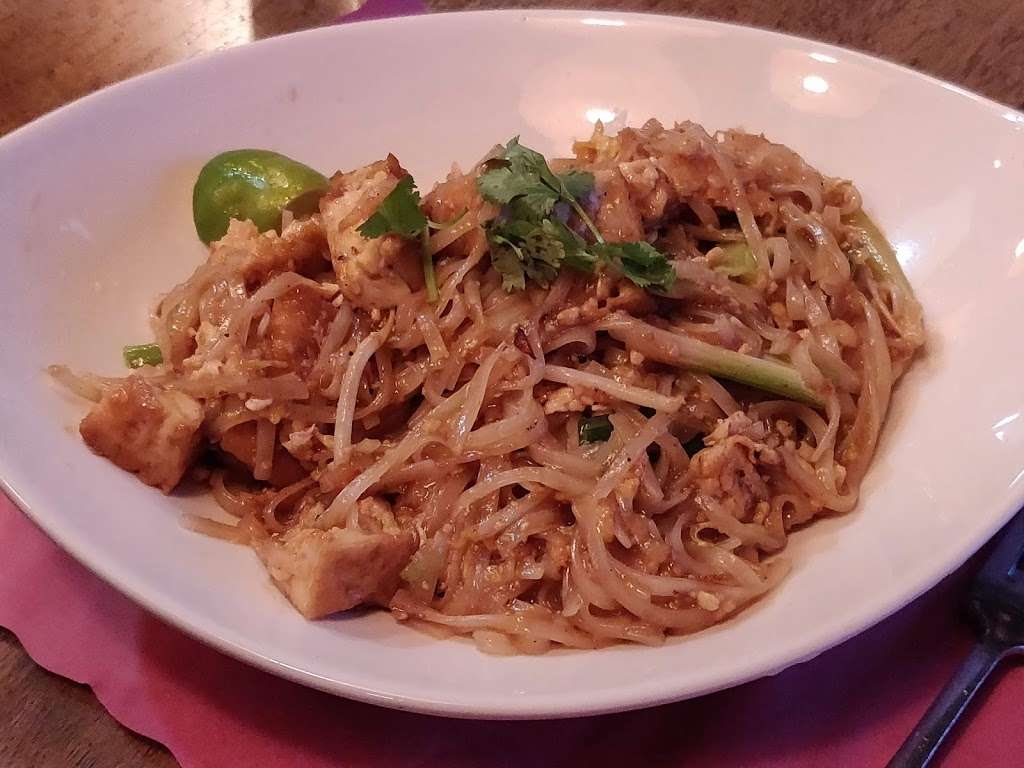 Little Thai Kitchen | 4 West Ave, Darien, CT 06820, USA | Phone: (203) 662-0038