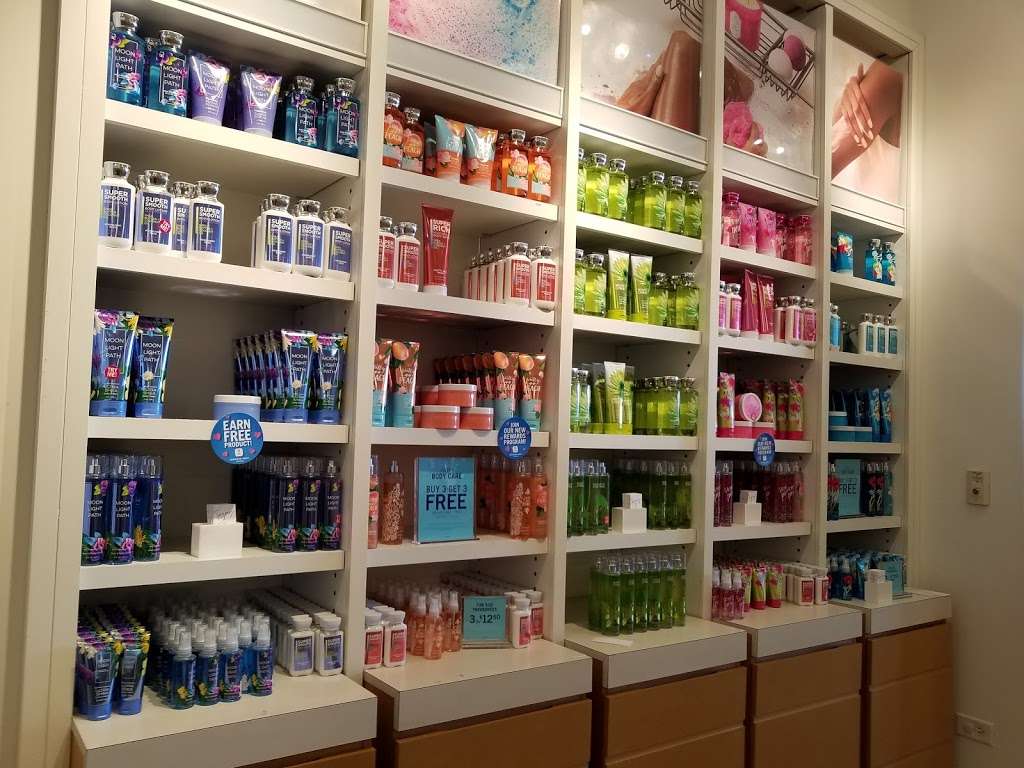 Bath & Body Works | 1630 Orchard Gateway Blvd, North Aurora, IL 60542, USA | Phone: (630) 907-0329