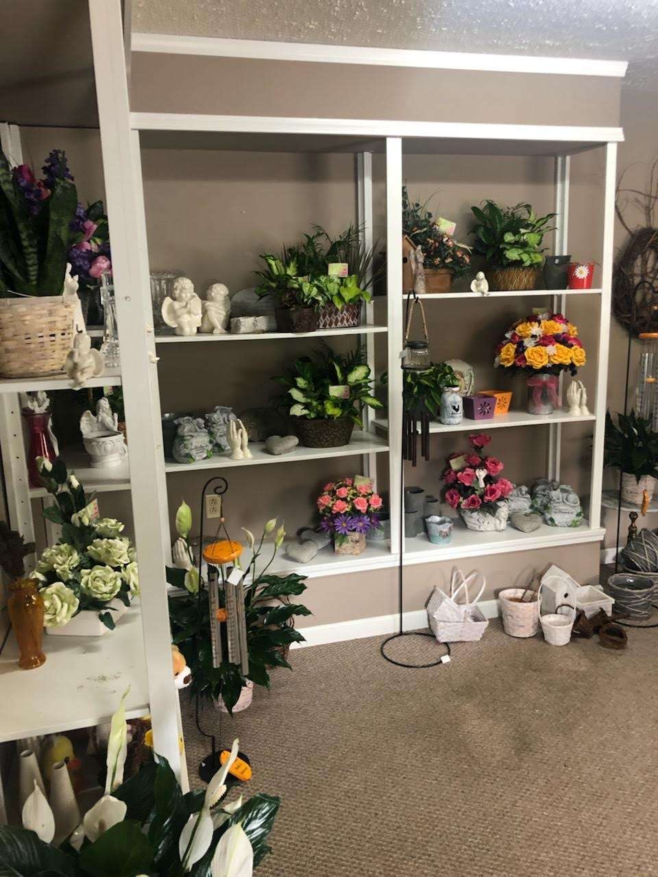 Silver Bell Flowers | 506 Lincoln Ave, Cloverdale, IN 46120, USA | Phone: (765) 795-3233