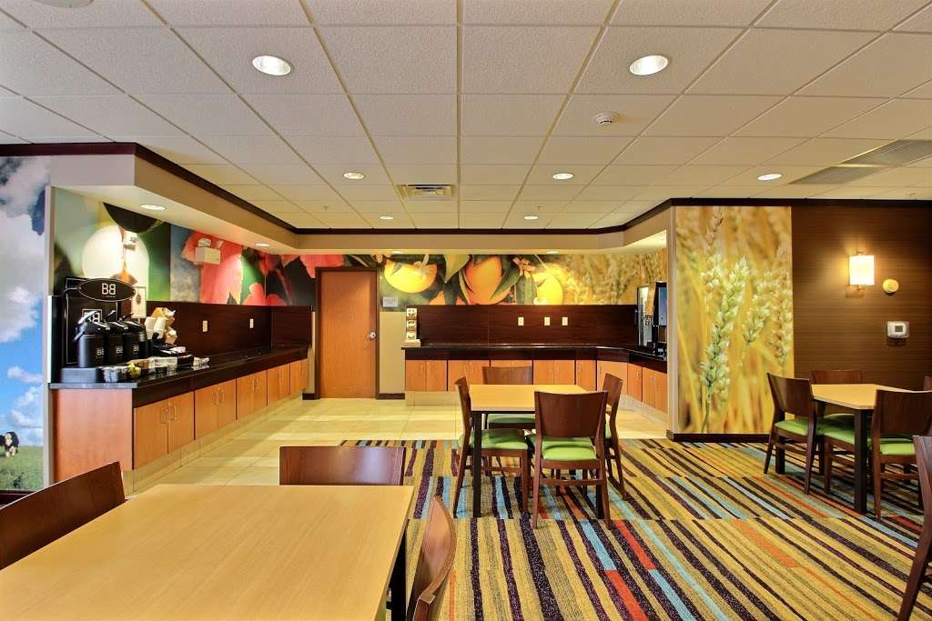 Fairfield Inn & Suites by Marriott Milwaukee Airport | 6460 South 13th Street, Oak Creek, WI 53154, USA | Phone: (414) 570-8888