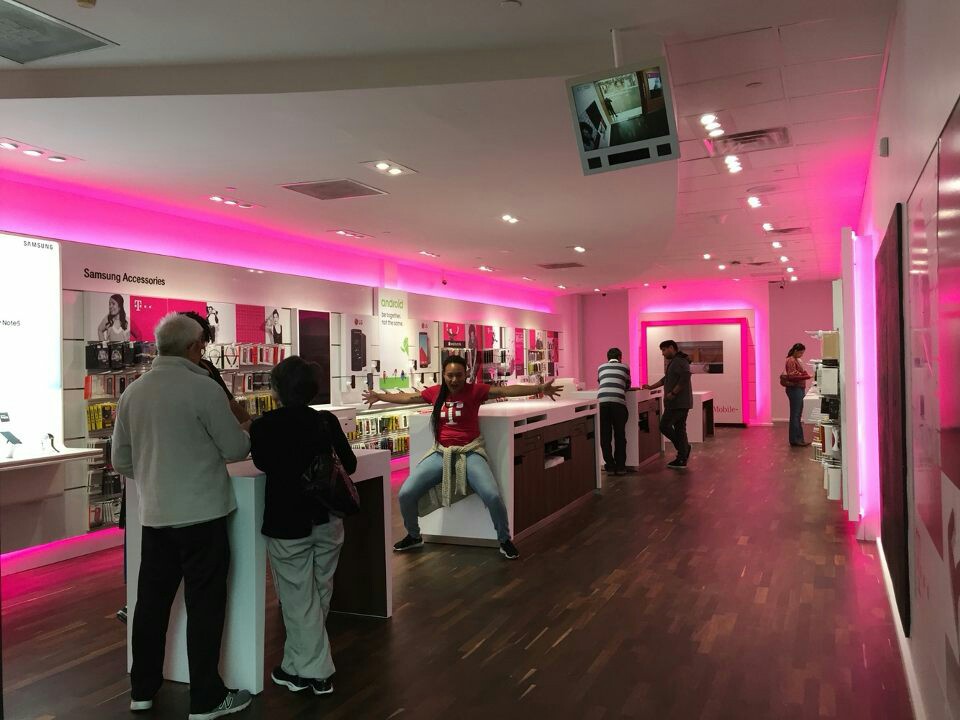 T-Mobile | 16535 Southwest Fwy Ste 215, Sugar Land, TX 77479, USA | Phone: (281) 491-5600