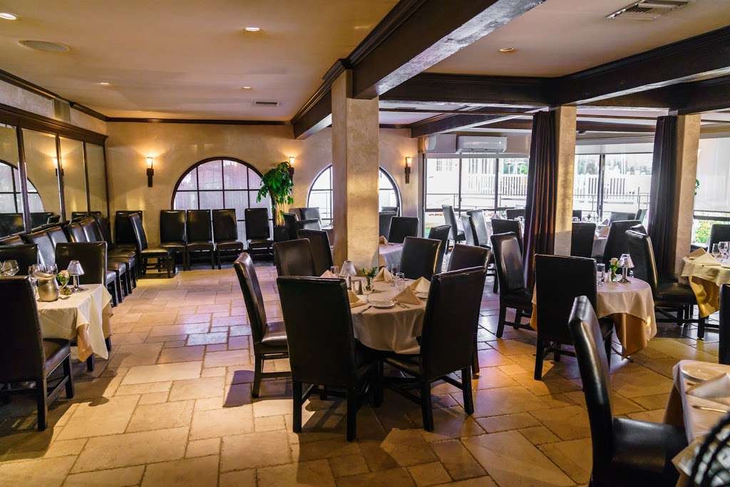 Boccaccios Restaurant | 32123 Lindero Canyon Rd #110, Westlake Village, CA 91361, USA | Phone: (818) 889-8300