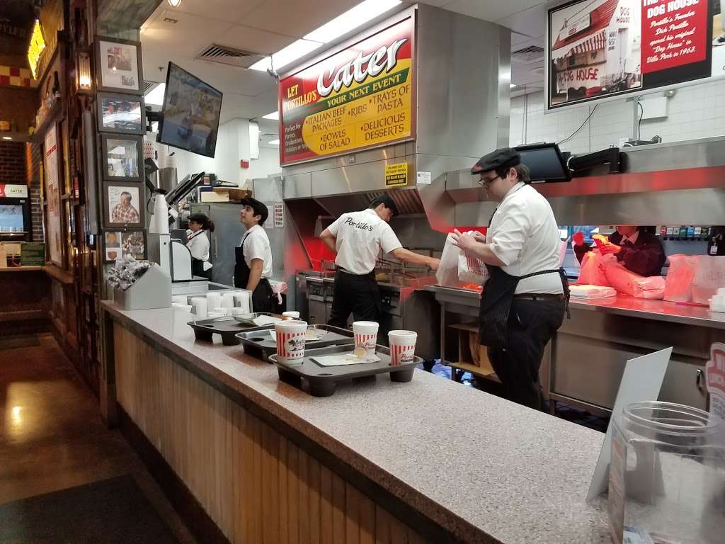 Portillos Hot Dogs | 3895 E Main St, St. Charles, IL 60174, USA | Phone: (630) 762-8484