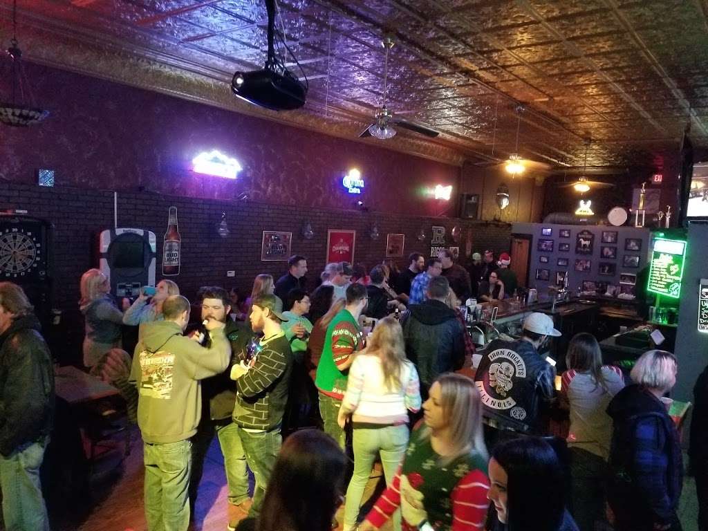 Gigs Place | 220 E Locust St, Fairbury, IL 61739, USA | Phone: (815) 692-3302