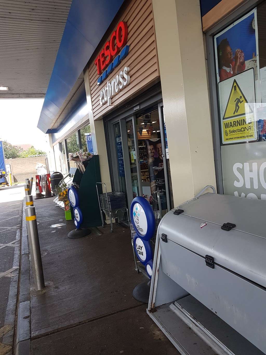 Tesco Esso Express | 3 Bullsmoor Ln, Waltham Cross, Enfield EN8 7RS, UK | Phone: 0345 677 9698