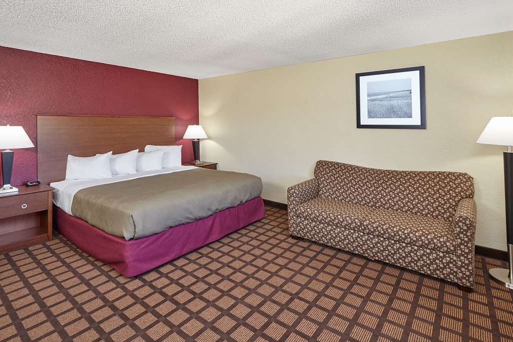 AmericInn by Wyndham, Burlington | 2709 Browns Lake Dr, Burlington, WI 53105, USA | Phone: (262) 534-2125