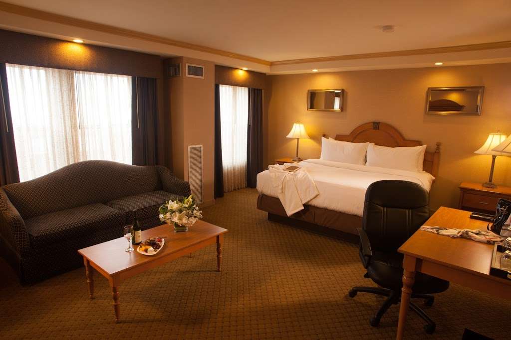 Ambassador Hotel Milwaukee | 2308 W Wisconsin Ave, Milwaukee, WI 53233, USA | Phone: (888) 322-3326