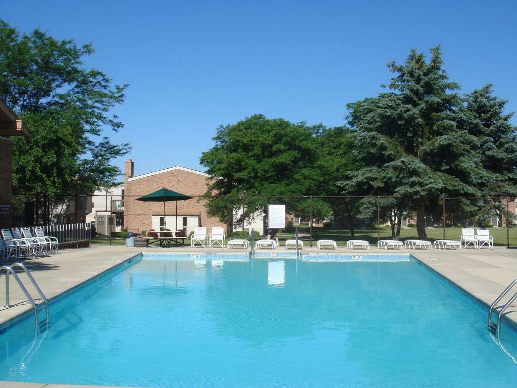Briarwick Apartments | 9050 W Waterford Square S, Greenfield, WI 53228, USA | Phone: (414) 939-0535