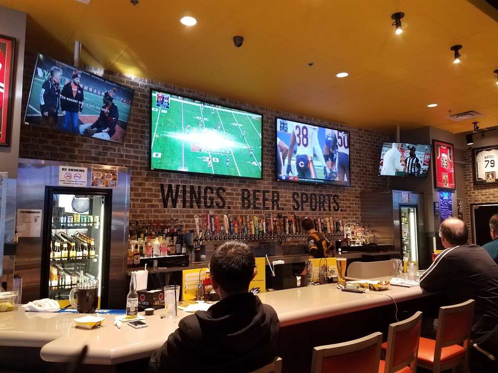 Buffalo Wild Wings | 301 E Euclid Ave, Mt Prospect, IL 60056, USA | Phone: (847) 255-5000