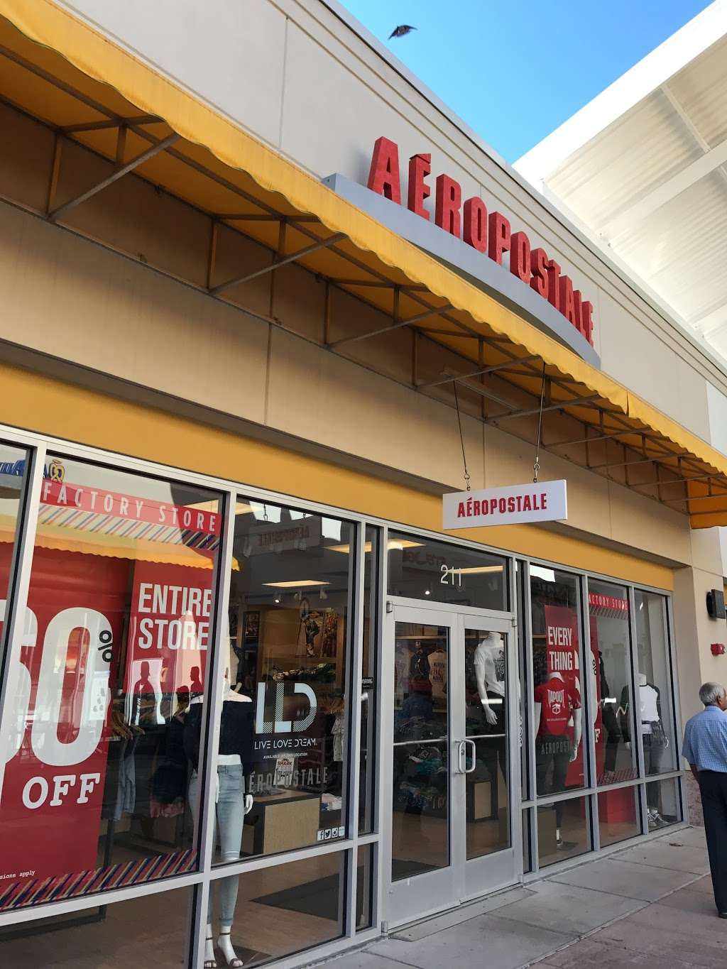 Aéropostale | One Premium Outlet Blvd, Tinton Falls, NJ 07753 | Phone: (732) 493-3673