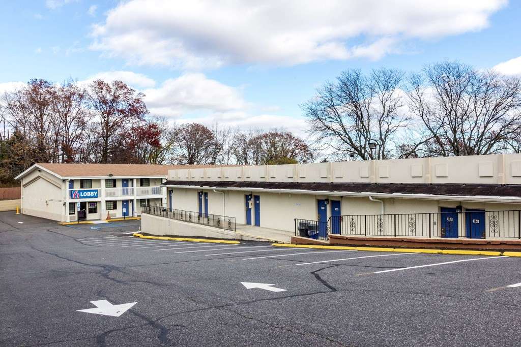 Motel 6 New Brunswick NJ | 26 US-1, New Brunswick, NJ 08901, USA | Phone: (732) 828-8001