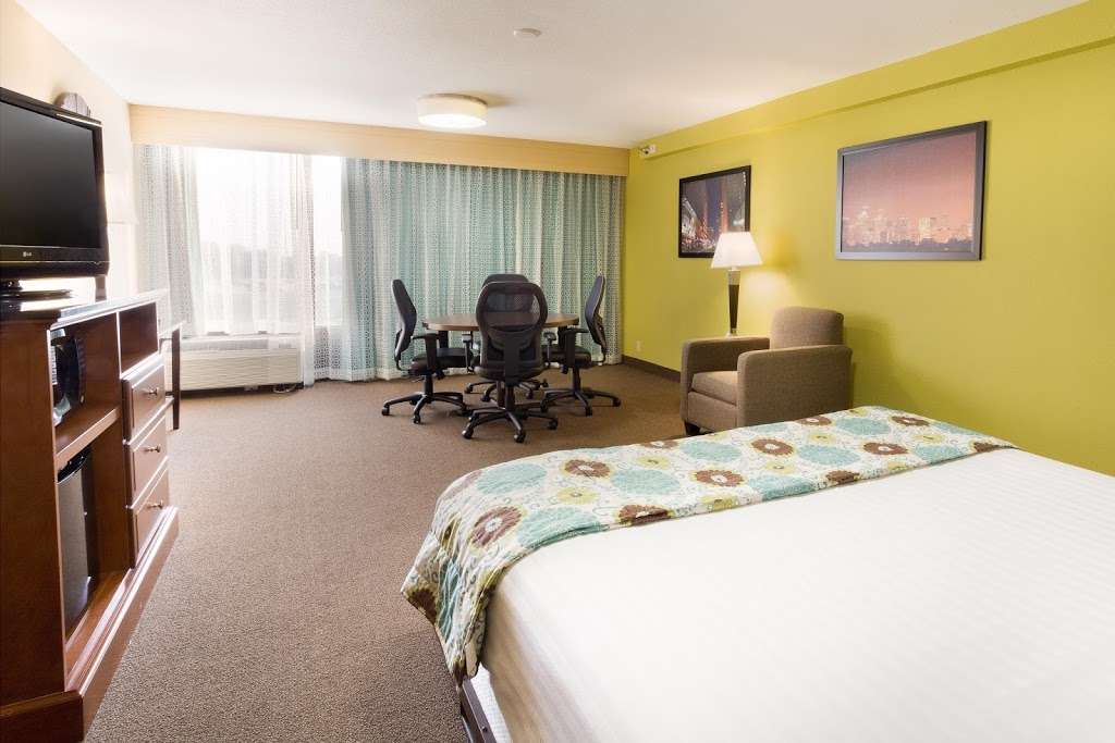 Drury Inn & Suites Houston West Energy Corridor | 1000 Highway 6 N, Houston, TX 77079 | Phone: (281) 558-7007