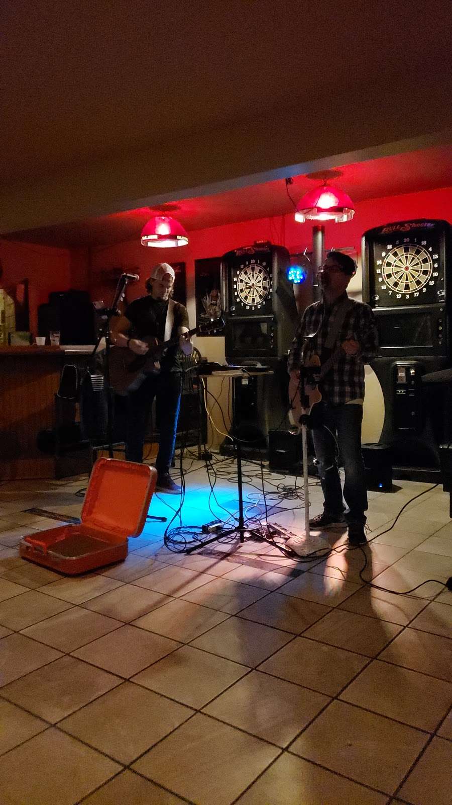 Gigs Place | 220 E Locust St, Fairbury, IL 61739, USA | Phone: (815) 692-3302