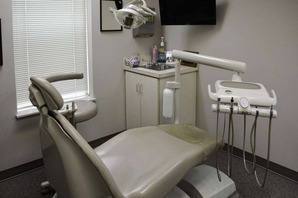 Carlson Steve R DDS | 231 NW 72nd St, Kansas City, MO 64118, USA | Phone: (816) 436-5900